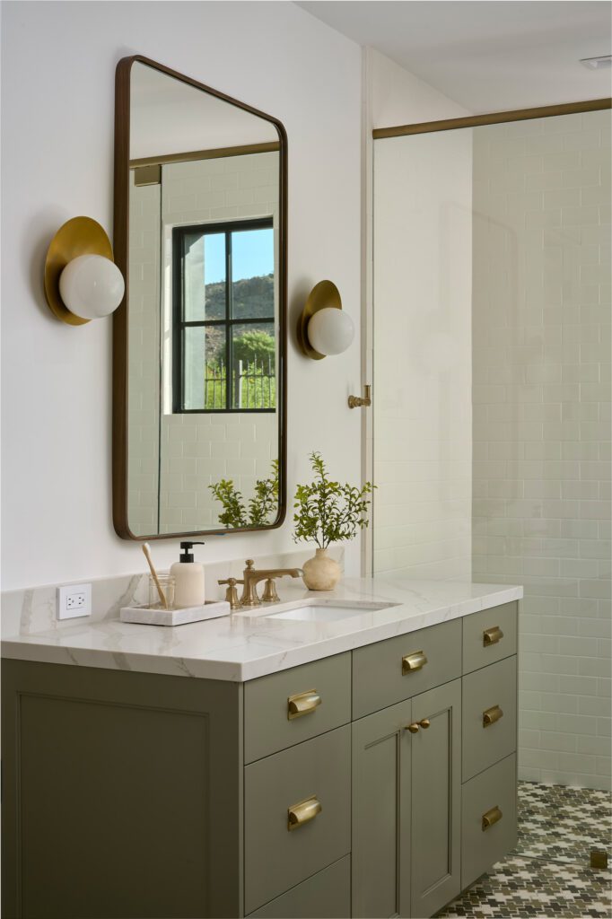 Smyth House sculptural lighting in guest bathroom