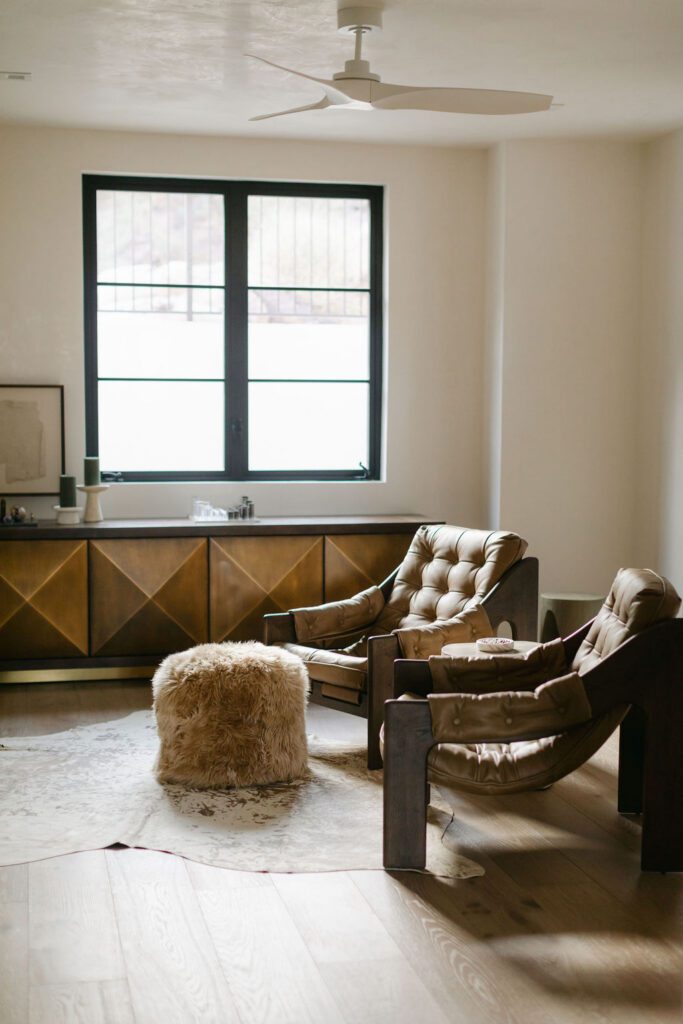 Neutral sitting room with warm tones by Smyth House Interior Design